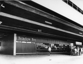 1971-2510 Metrostation Zuidplein aan de Gooilandsingel. Restaurant en de Spaarbank op het metroplein.