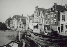 1971-511 Gezicht op de Aelbrechtskade en Delfshavense Schie gezien vanaf het Lage Erf.