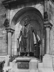 1971-843 Het standbeeld van Johan van Oldenbarnevelt in de voorgevel van het stadhuis aan de Coolsingel.