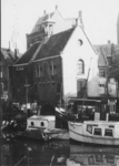 1971-852 Gezicht op het Zakkendragershuis aan de Aelbrechtskolk.