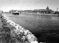 1972-1093 Gezicht op de Delfshavense Schie met op de achtergrond links de Hogebrug en rechts de NH kerk.