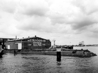 1972-1319 De Nieuwe Maas met links een magazijn van ijzerhandel N.V. Struycken en Co aan de Persoonshaven, rechts op de ...
