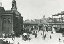 1972-1389 De Beurs en Station Beurs aan het Beursplein. Op de achtergrond de toren van het stadhuis aan de Kaasmarkt.