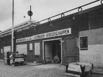 1972-1466 Mennens en Co handel in ijzerwaren en gereedschappen aan de Boompjeskade onder de oprit naar de Willemsbrug.
