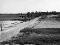 1972-1554 De Capelseweg, en op de achtergrond de spoorlijn Rotterdam/Gouda, gezien vanaf de Rijksweg 20 in aanleg.