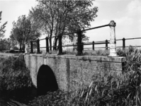 1972-1557 Een brug over de poldersloot aan de Capelseweg.