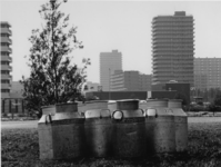 1972-1560 Melkbussen aan de Capelseweg. Op de achtergrond flatgebouwen in Ommoord.