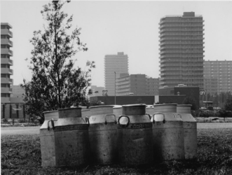 1972-1560 Melkbussen aan de Capelseweg. Op de achtergrond flatgebouwen in Ommoord.