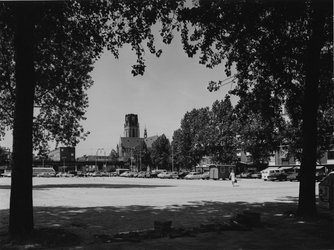 1972-1700 De Hoofdsteeghof, rechts de Hoogstraat.Op de achtergrond het spoorwegviaduct en de Sint-Laurenskerk, gezien ...