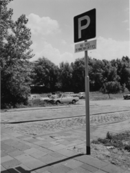 1972-1702 Ingang van het parkeerterrein aan de Kipstraathof.Parkeerbord kondigt het toekomstige parkeertarief aan.