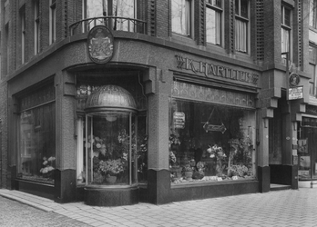 1972-1724 Bloemenhandel van K. Hartlieb op de Noordblaak 55-57.