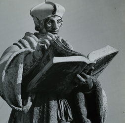 1972-1855 Standbeeld van Erasmus op de Sint-Laurensplaats.