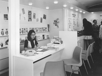 1972-2060 Vacaturebureau Informatie voor de Werkende Vrouw in een C '70 paviljoen aan de Coolsingel.