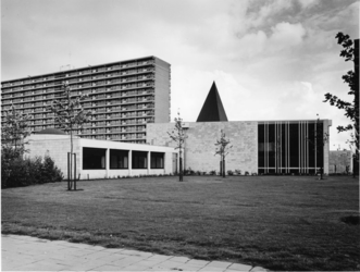 1972-2120 De kerk de 'Open Hof' van de Protestantse en Rooms-Katholieke kerken aan de Hesseplaats.