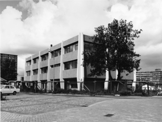 1972-2123 Het Gemeentelijk Medisch Centrum Ommoord aan de Briandplaats.
