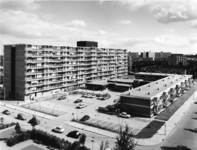 1972-2151 De Everaertstraat, gezien vanuit de flat aan de van der Helmstraat. Rechts het bejaardencentrum 'Helga'.