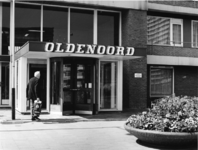 1972-2246 De hoofdingang van het bejaardencentrum 'Oldenoord' aan de Hammerskjöldplaats in de wijk Ommoord.