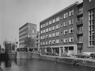 1972-2253 De Delftsevaart, de Meent en de Meentbrug.