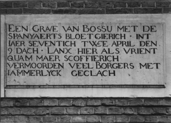 1972-2333 Amrobank, zuidzijde hoek Oostplein met gevelsteen: de tekst luidt: 'Een gave van Bossu met de Spanyaerts ...