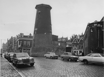 1972-2423 Gezicht op de Mathenesserdijk achter molen De Graankorrel de Noordschans.