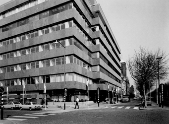 1972-305-EN-306 Mathenesserlaan met de nieuwbouw van de OGEM. Links de Heemraadssingel en rechts de Kerk van de H. ...