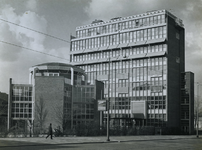 1972-362 Het gebouw van de Ammanstichting aan het Ammanplein, nummer 2 t/m 14 vanaf de Boezemsingel uit het zuidoosten.