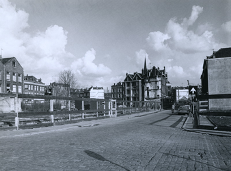 1972-372 Afgebroken en nog bestaande woningen aan de Meermanstraat.