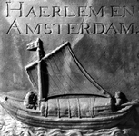 1972-39 Gevelsteen van het voormalig commissarishuisje van het Amsterdamse en Haarlemse veer aan de Binnenrotte.Het ...