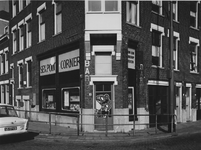 1972-542 Sexboetiek aan het Hudsonplein, op de hoek van de Albregt Engelmanstraat.