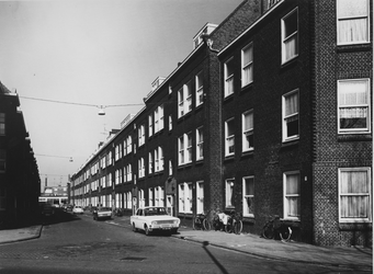 1972-546 Bootsmansstraat gezien vanaf de Hudsonstraat. Op de achtergrond de Hudsonstraat.
