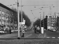 1972-554 Mathenesserweg gezien vanaf het Marconiplein.