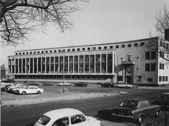 1972-560 Het politiebureau Marconiplein aan de Hudsonstraat (rechts). Links de Schiedamseweg.