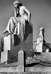 1972-651 Het beeld links De Rede, rechts De Verbeeldingskracht van het monument Van 't Hoff aan de 's-Gravendijkwal.