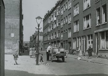 1972-7076 De melkboer in de Rubroekstraat, mei 1952.