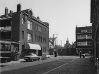 1972-784 1e Schansstraat in de richting Schans. Op de achtergrond Nederlandse Hervormde kerk aan de Aelbrechtskolk.