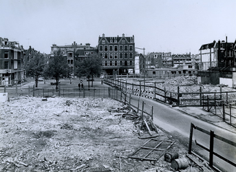 1972-851 Gezicht op het puin na afbraak van de panden aan de Goudseweg. In het midden het Goudseplein. Op de ...