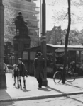 1972-883 Jongens aan het rolschaatsen op het Van Hogendorpsplein. Op de achtergrond het standbeeld van Gijsbert Karel ...