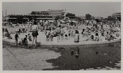 1973-1013 Kinderbadje bij zwembad De Plompert aan de Zuiderparkweg in Charlois. In de achtergrond het Ikazia Ziekenhuis.