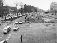 1973-1045 Wegwerkzaamheden aan de Blaak in verband met de aanleg van de metro (lijn Centrum-Oost), gezien vanaf Station ...
