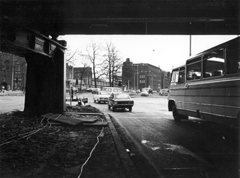 1973-1050 Wegwerkzaamheden aan de Blaak in verband met de aanleg van de metro (lijn Centrum-Oost), gezien vanonder het ...