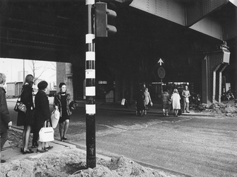 1973-1051 Voetgangers bij opgebroken trottoirs onder het spoorwegviaduct bij Station Blaak in verband met de aanleg van ...