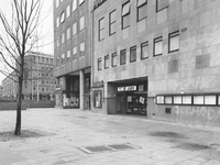 1973-1103,-1104 De Coolsingel met tijdschriftenhandel De Vest gevestigd in het voormalige gebouw van het Rotterdams ...