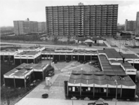 1973-1113 Communicatiecentrum Ommoord aan de Dawesweg, vanaf de flat Albert Schweitzerplaats gezien. Links achter: de ...