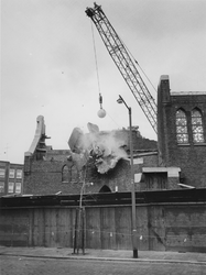 1973-1117 Sloopwerkzaamheden aan de RK Antonius Abtkerk op de Jan Kruijffstraat.