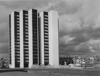 1973-1188 Het gebouw van Adriaan Volkerhuis aan de Oostmaaslaan, vanaf de Maasboulevard uit het zuidwesten gezien.