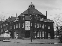 1973-1210 Bedrijf van De Witte Kapel in de Van Lennepstraat hoek van de Betje Wolffstraat.