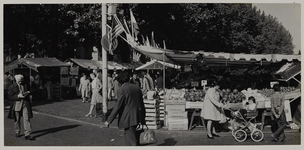 1973-1302 Mensen doen hun boodschappen bij de kraampjes op de markt op het Westnieuwland in de Stadsdriehoek.