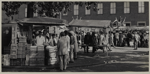 1973-1304 Mensen doen hun boodschappen bij de kraampjes op de markt op het Westnieuwland in de Stadsdriehoek.
