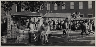 1973-1305 Mensen doen hun boodschappen bij de kraampjes op de markt op het Westnieuwland in de Stadsdriehoek.