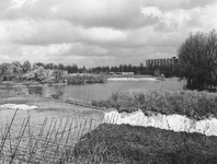 1973-1351 Het Wiel en omgeving, gezien uit het noorden, vanaf de Schulpweg. Op de achtergrond de BPM-flat aan de ...